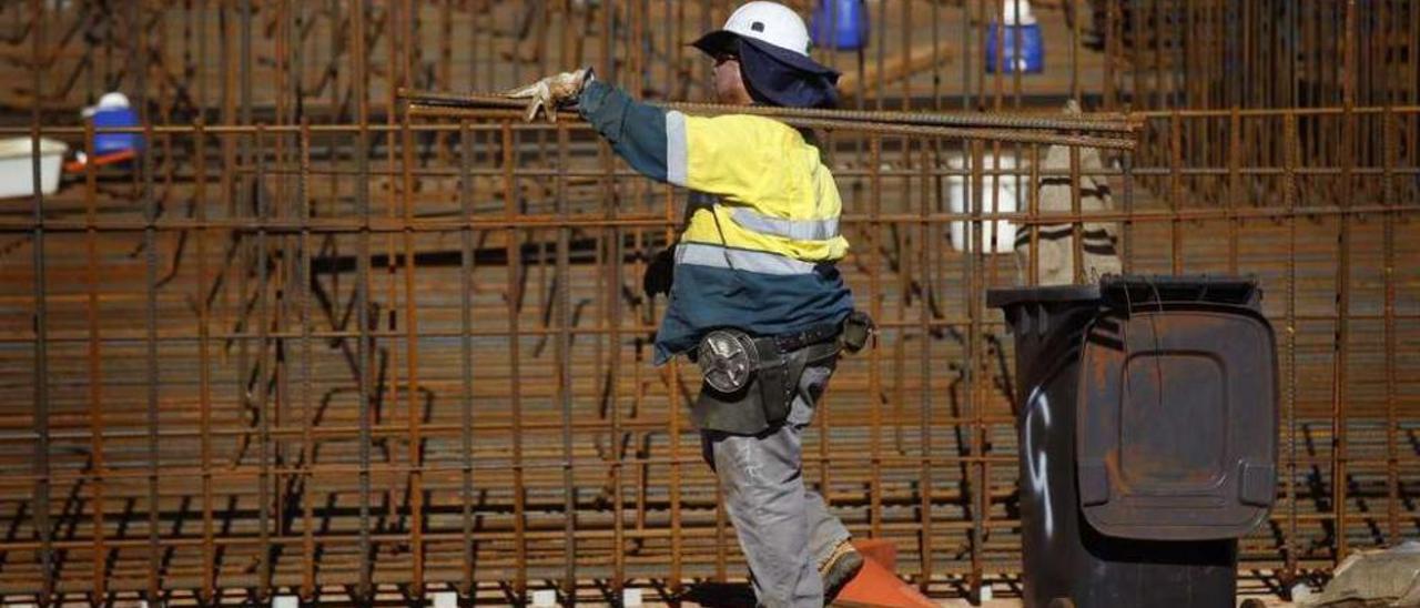 Un trabajador de la construcción durante el proceso de construcción de un edificio. // Reuters