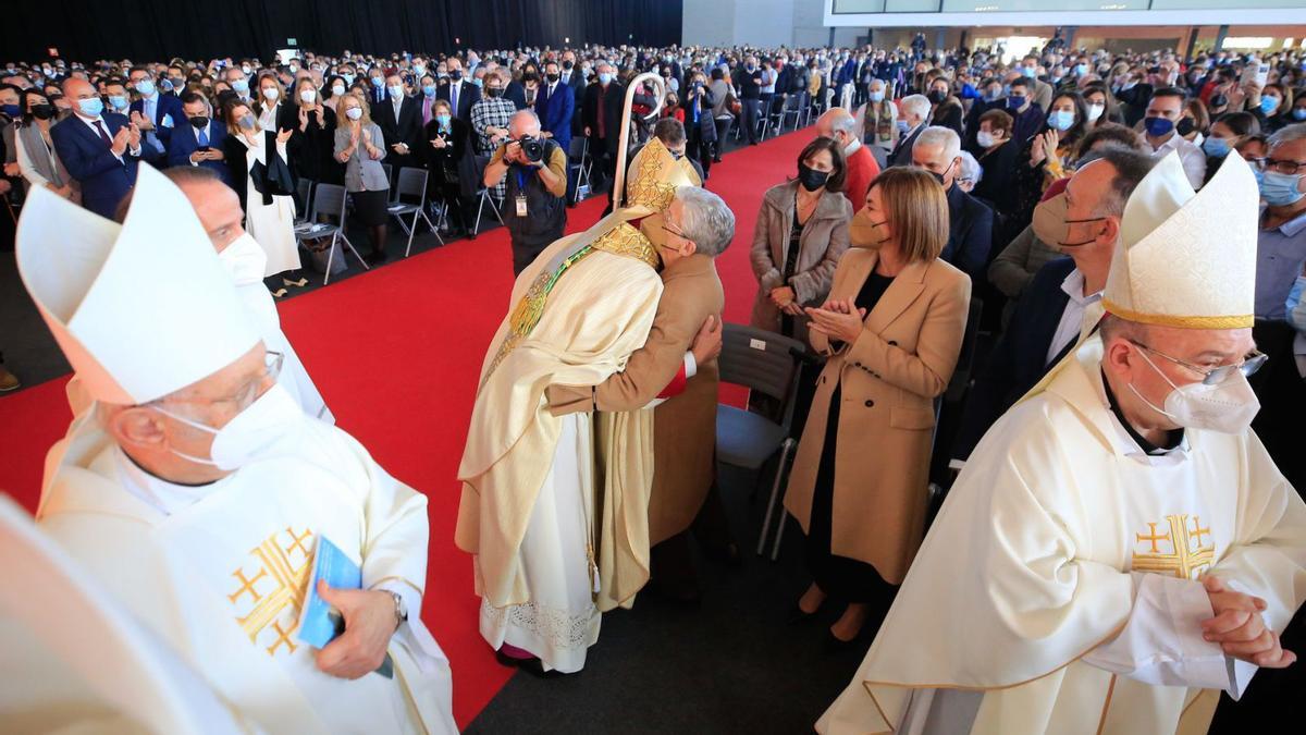 El obispo, tras bendecir a los asistentes, se abraza a su madre, Catalina Prats. 