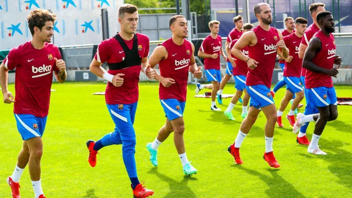 Los jugadores del Barça en el calentamiento del primer entrenamiento.