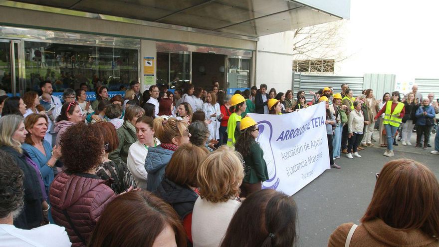 Varias manifestantes llevaron casco para visibilizar la situación de riesgo en el hospital Materno Infantil de Ourense.