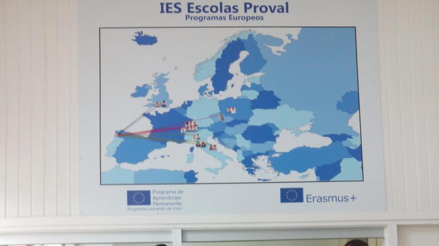 Los once alumnos que parten estos días hacia Bélgica, Alemania, Reino Unido, Italia y Portugal, tras despedirse en el centro. // IES Proval