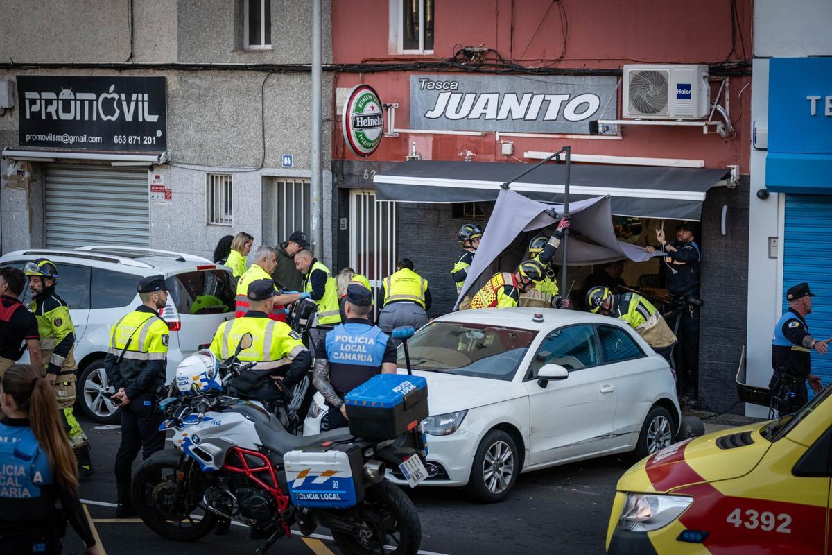 Un coche sin frenos deja siete heridos en una terraza en La Salud, en Tenerife