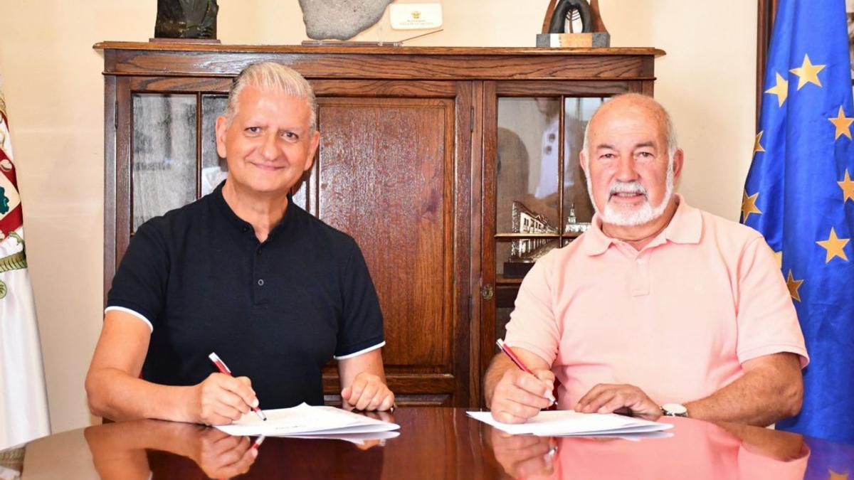 El alcalde, Francisco Linares (i), y Leoncio Luis, presidente de la Asociación Cultural Pinolere, firman el convenio.