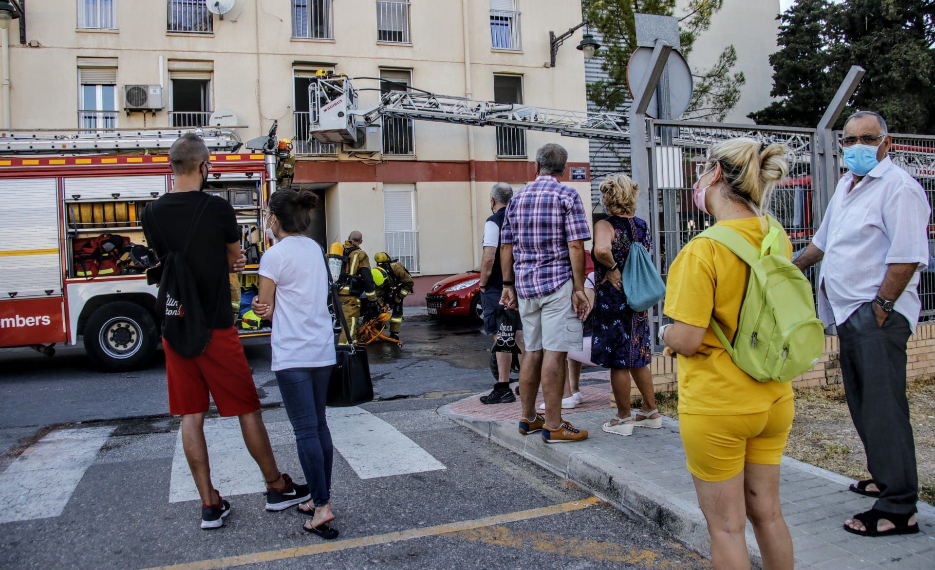 Un incendio en una vivienda de Alcoy alarma a vecinos y transeúntes