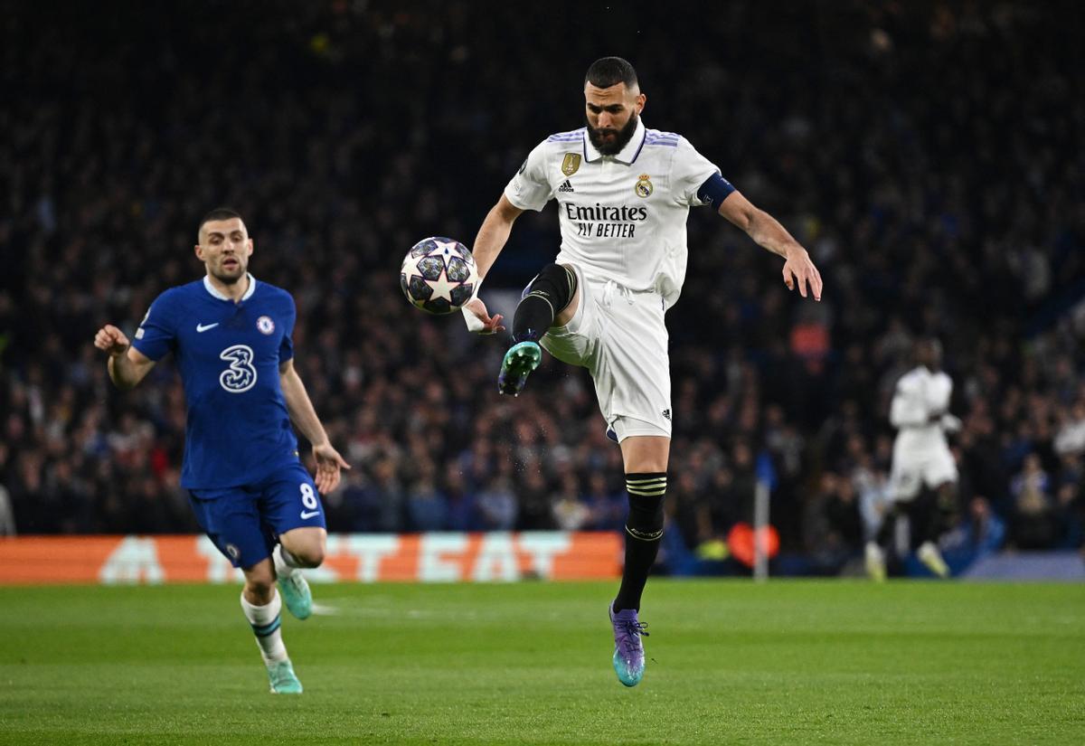 Karim Benzema, jugador del Real Madrid, controla un balón con la indumentaria de las medias negras.