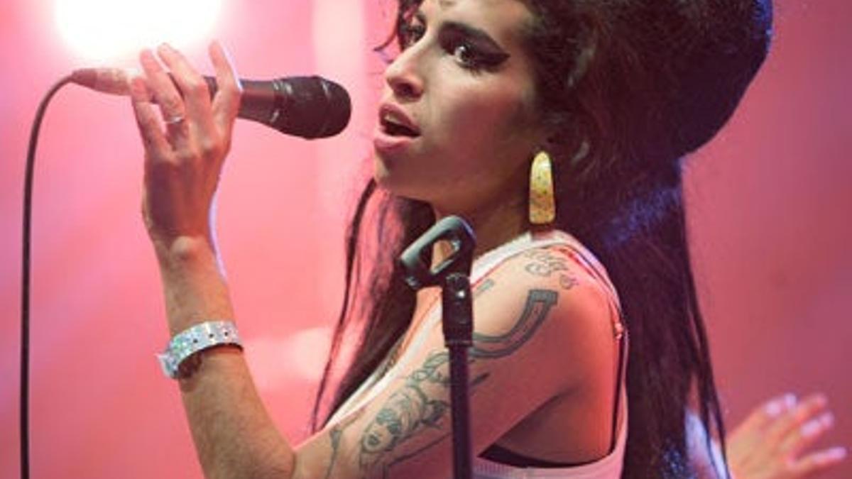 Un amigo de Amy Winehouse dice que la obligaron a actuar cuando recayó en la bebida