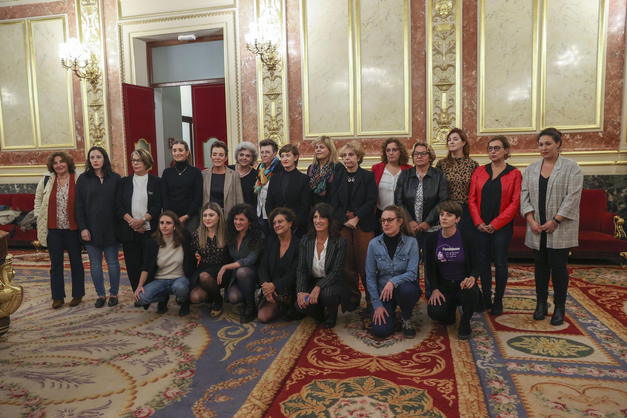 Varias diputadas se fotografían como muestra de apoyo a la ministra de Igualdad, Irene Montero, durante la última jornada de debate y votación de los presupuestos en el pleno del Congreso, este jueves.