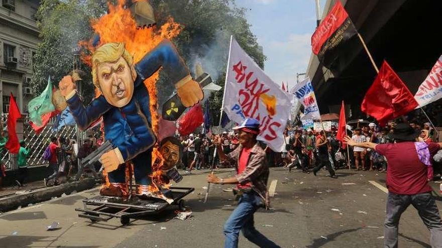 Manifestantes filipinos queman una efigie de Trump durante una protesta con motivo de la cumbre de la ASEAN, en Manila. // Efe