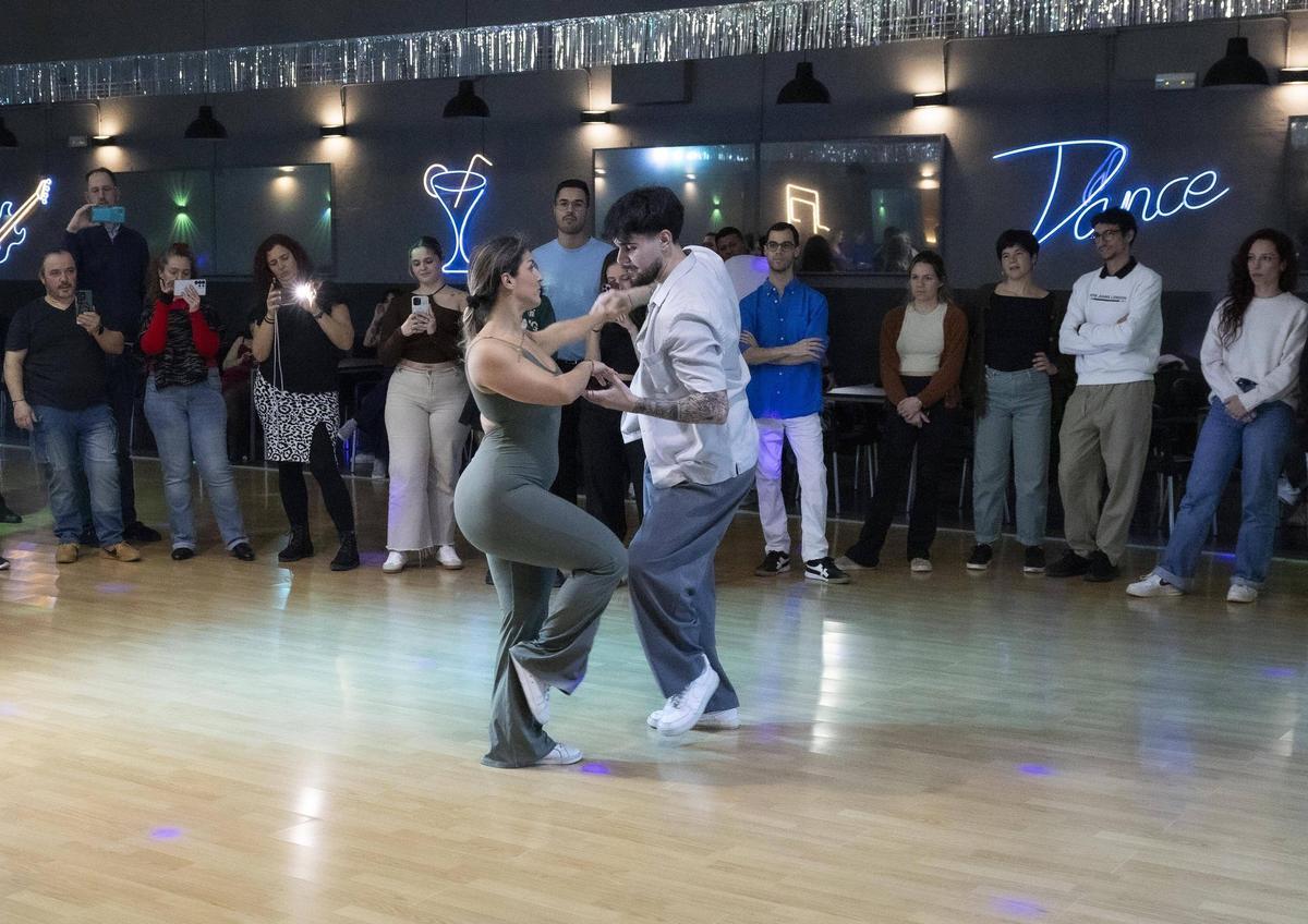 La profesora Anaïs Cañadas muestra uno de los pasos