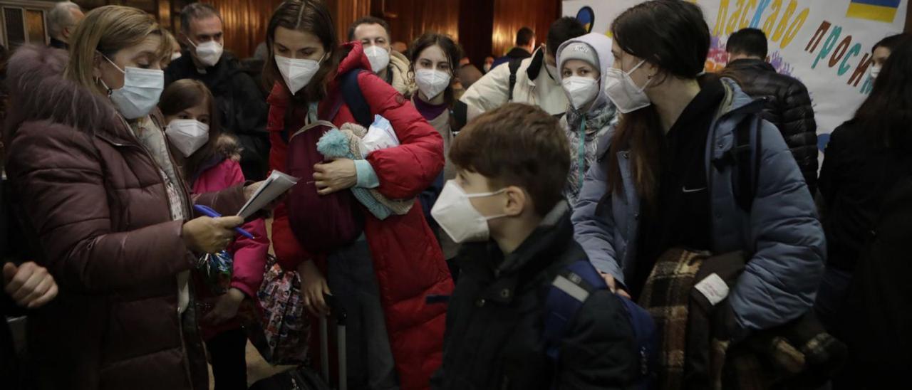 Algunos de los refugiados que llegaron al colegio San José de Sotrondio. | Fernando Rodríguez