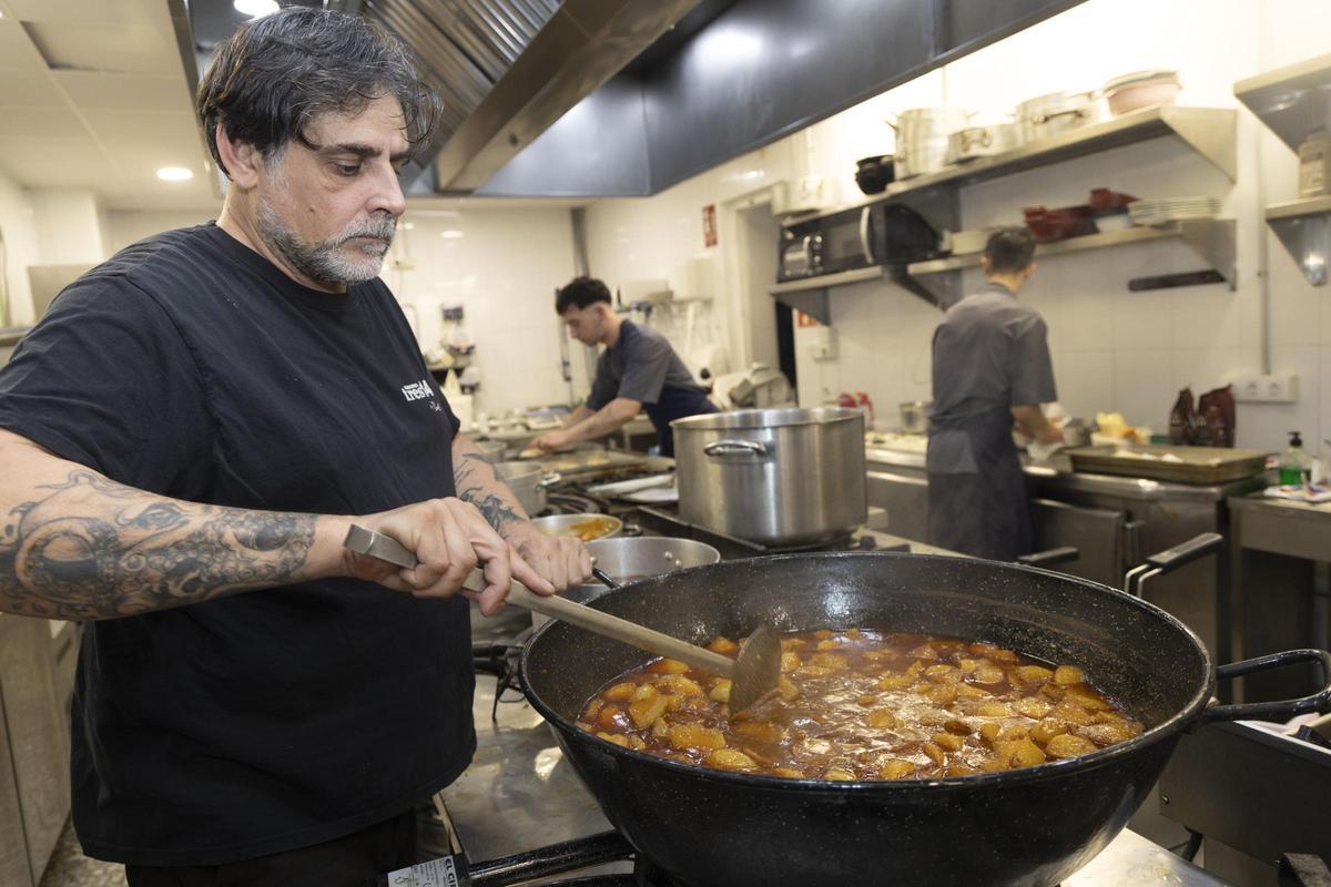 Jaume Pinet, propietario y chef de la Taverna Tres14, preparando el plato principal de la jornada.