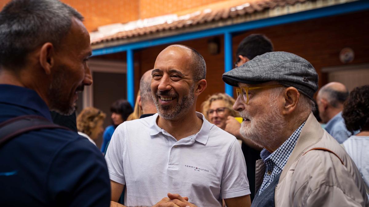 El candidat a la reelecció Marc Aloy conversant amb simpatitzants