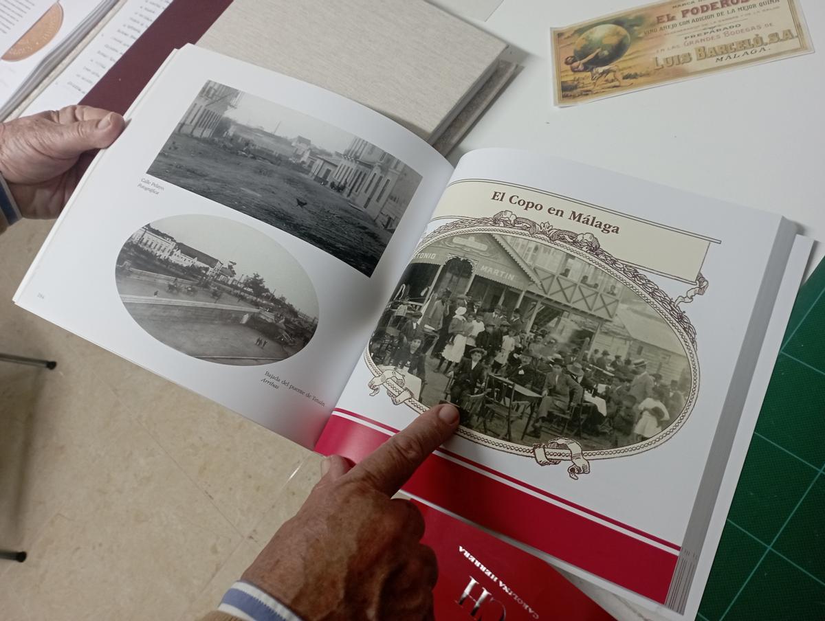 El coleccionista señala la fotografía del Merendero de Antonio Martín, una de las instantáneas que recoge el libro.