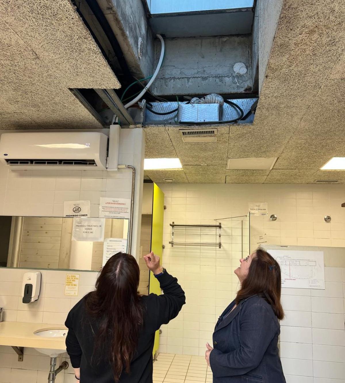 La alcaldesa (dcha.) inspecciona el falso techo que se vino abajo. | S.Á.