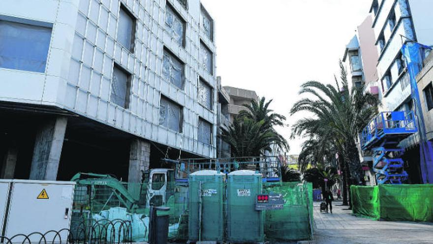 Una de las muchas obras paralizadas en Canarias por las nuevas restricciones a la actividad productiva impuestas por el Gobierno central.
