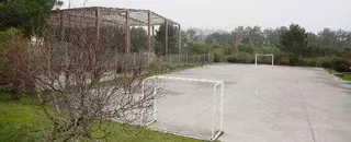 Castro reclama que se cumpla el compromiso de terminar el polideportivo de As Bizocas