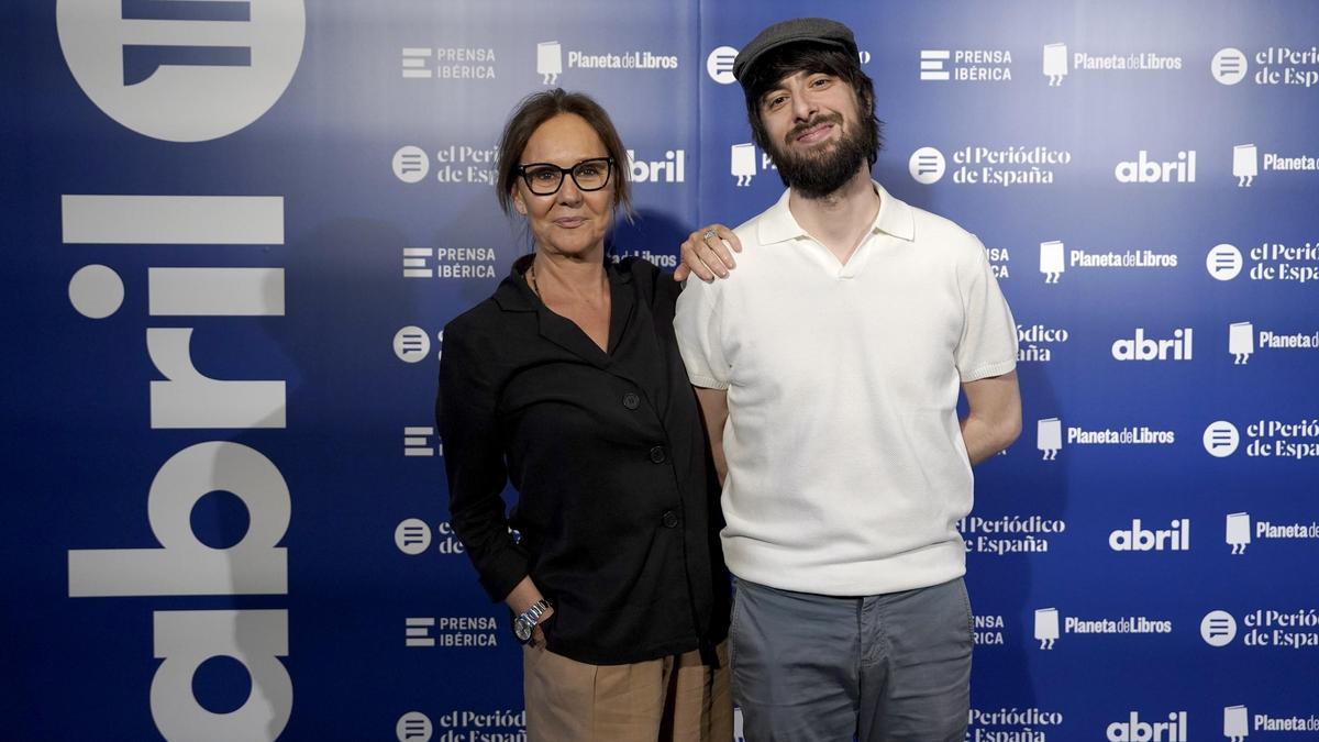 Los escritores María Dueñas y David Uclés disfrutando de la fiesta de 'abril' 2025 en Madrid.