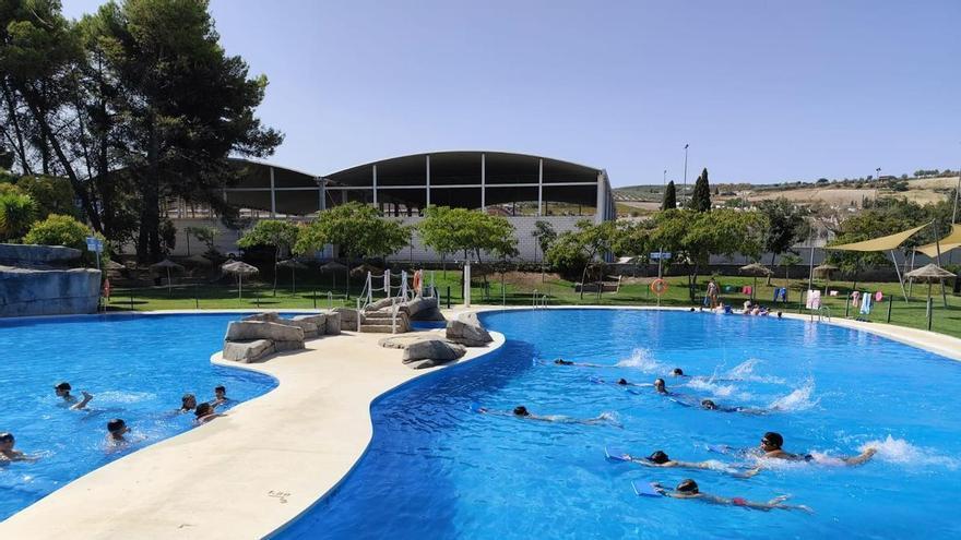 Lucena prepara sus piscinas para la apertura de la temporada de verano el próximo 25 de junio