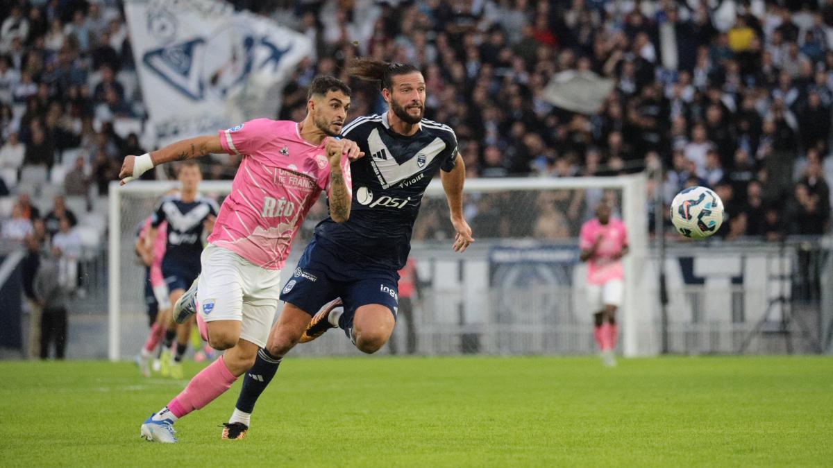 Andy Caroll, disputando un balón con el Girondins de Burdeos