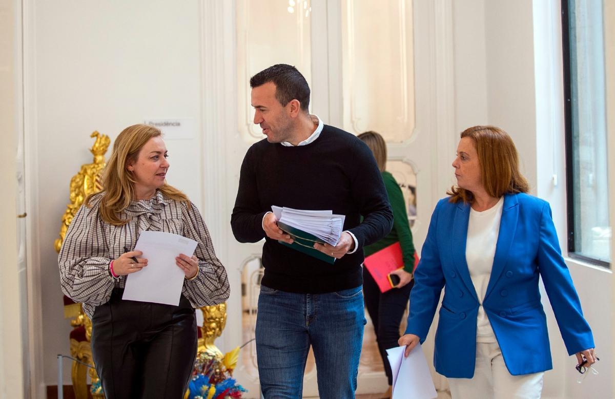 Vicent Mompó, entre las vicepresidentas Natàlia Enguix (Ens Uneix) y Reme Mazzolari (PP).