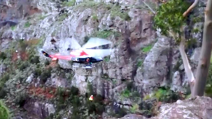 El helicóptero del GES, ayer, durante la evacuación de los escaladores.