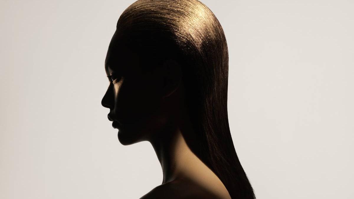 Modelo de Zara con brillo en el pelo