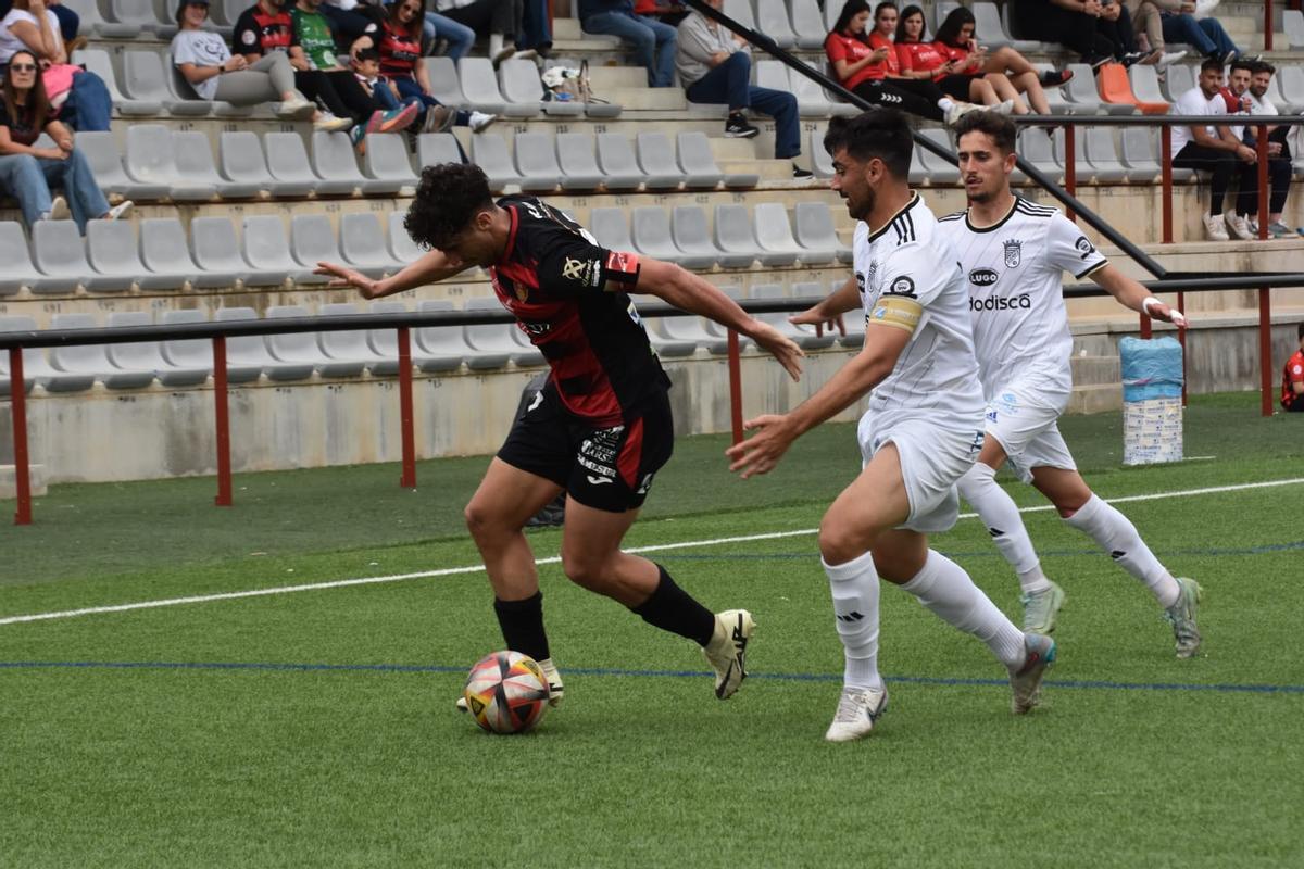 Lance del encuentro del Salerm Puente Genil ante el Xerez CD en el Manuel Polinario.