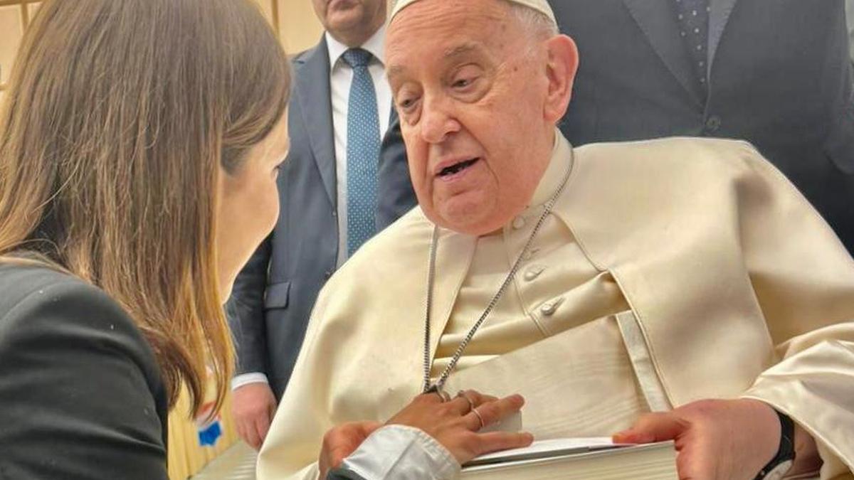 Paula Ortiz con el Papa Francisco en el Vaticano.