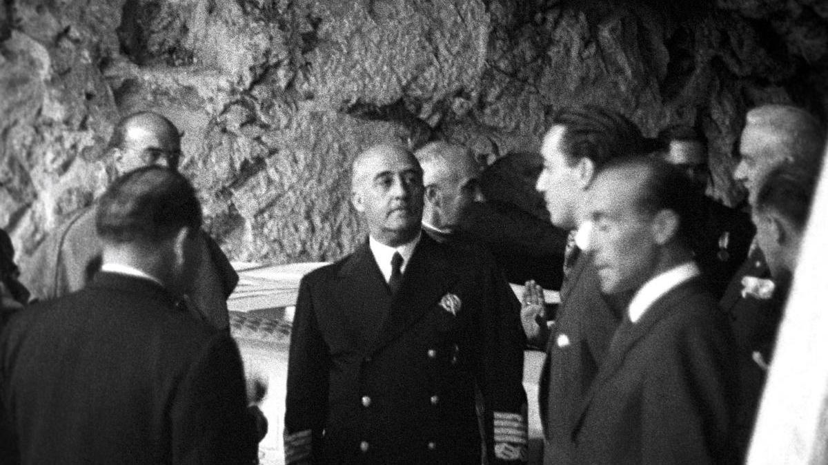Francisco Franco, na cueva de la Santina, en Cuadonga, en 1946.