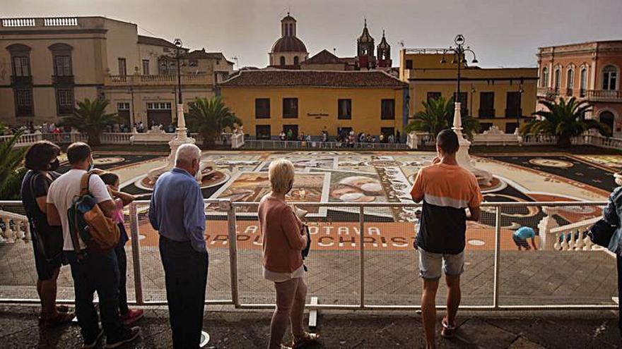 La gran alfombra del Corpus villero el pasado 9 de junio. | | CARSTEN W. LAURITSEN