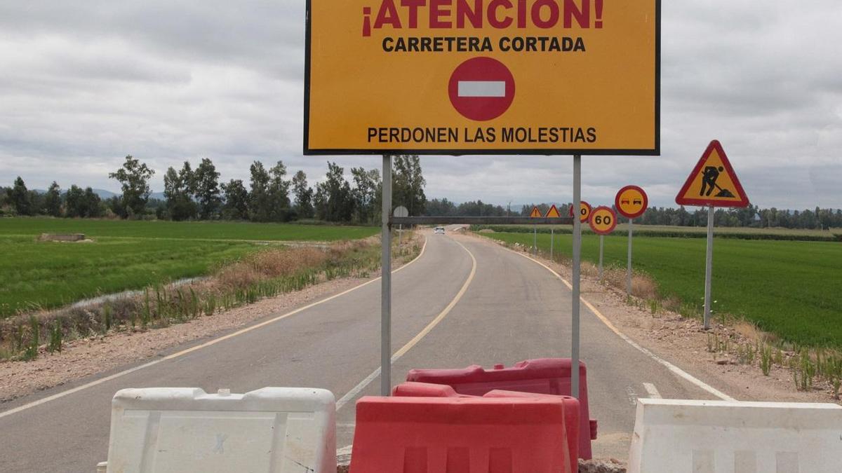 Cartel que indica el corte de carretera.