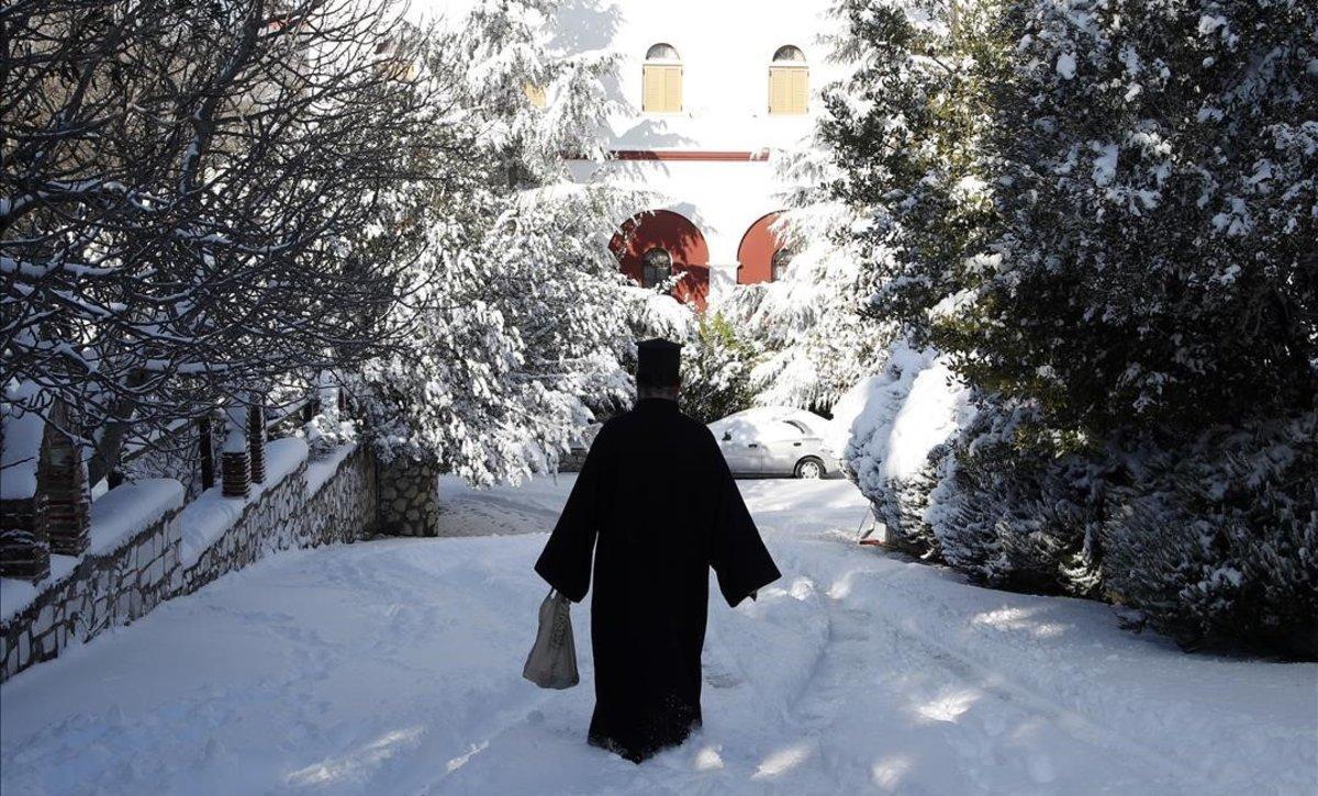 Un sacerdote ortodoxo griego, en el monasterio de Penteli, al norte de Atenas, Grecia.