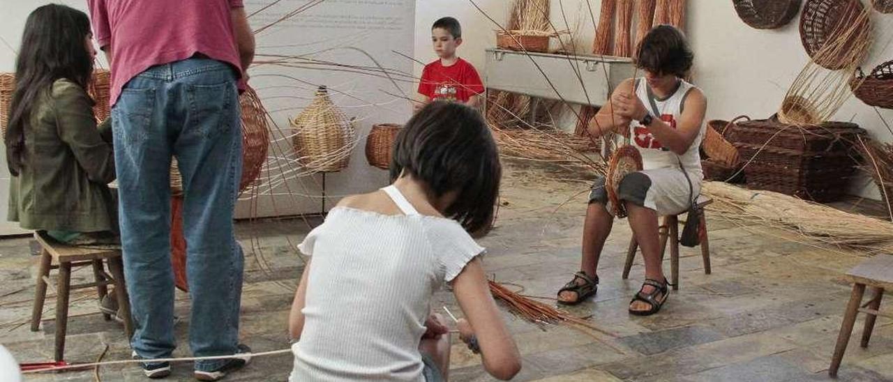 Alumnos de un curso de cestería organizado en el Centro de Artesanía Tradicional. // Adrián Irago