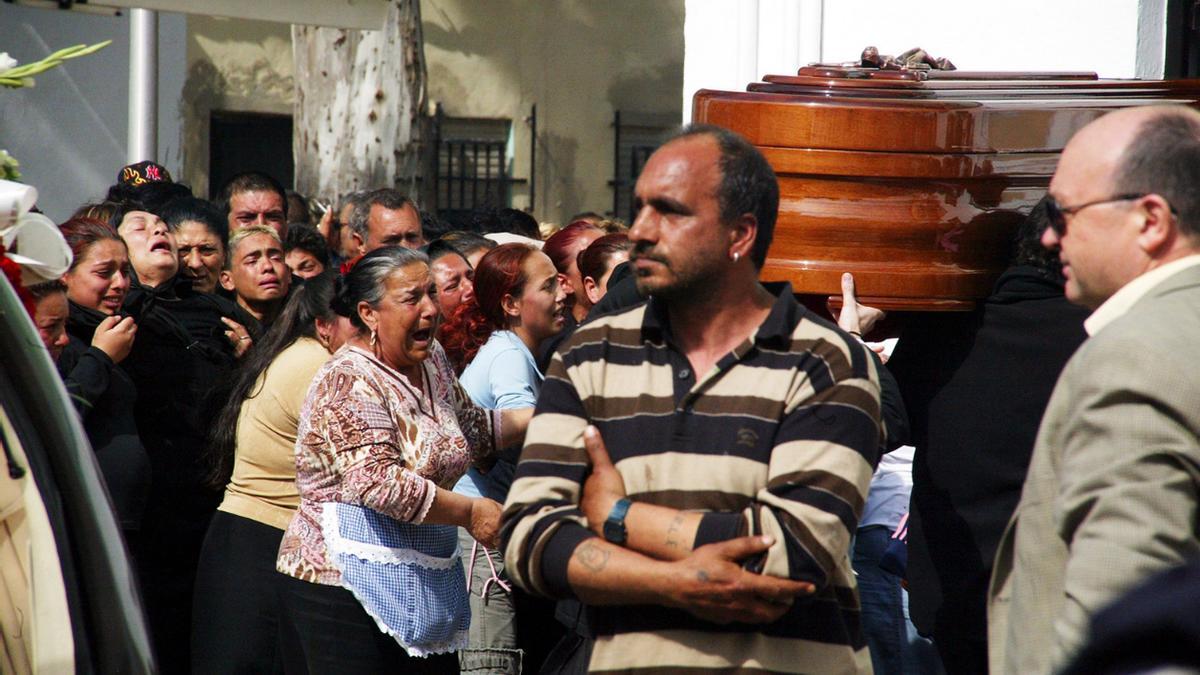 Alzira 2006. Entierro de los cuatro miembros de una familia asesinados por otro clan en el barrio de L’Alquerieta de Alzira.