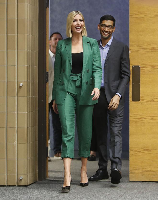 Ivanka Trump con traje de chaqueta verde