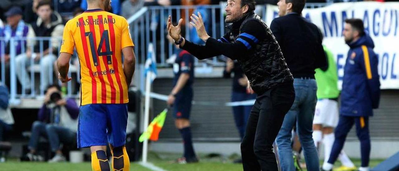 Luis Enrique da instrucciones a Mascherano durante el Málaga-Barcelona. daniel pérez / efe