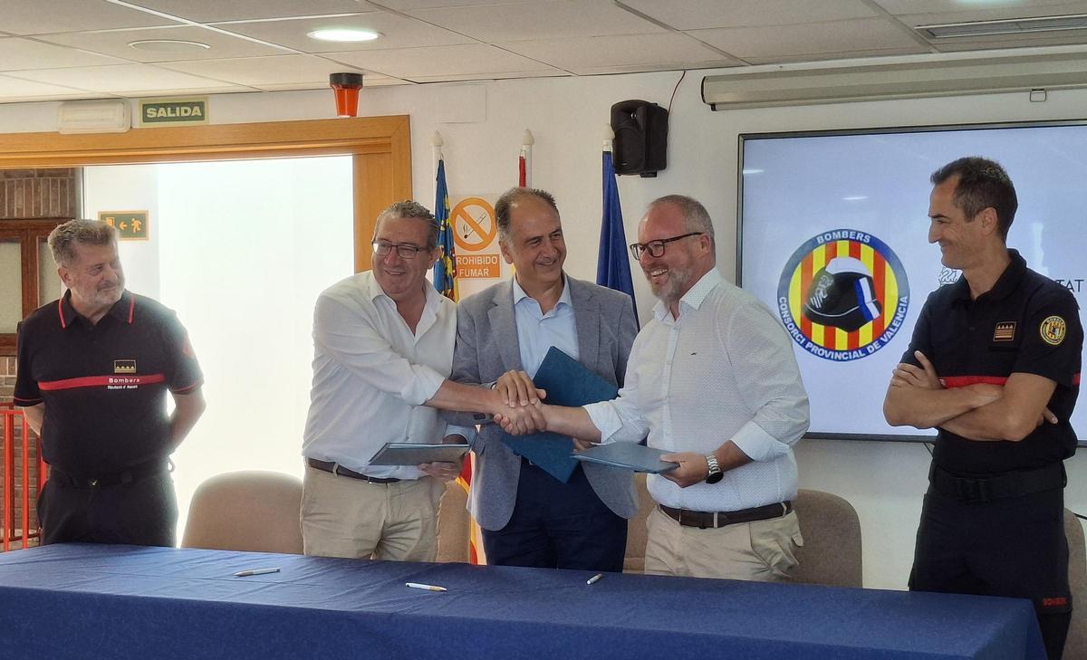 Toni Pérez y Avelino Mascarell se dan la mano y, entre ellos, el conseller de Emergencias