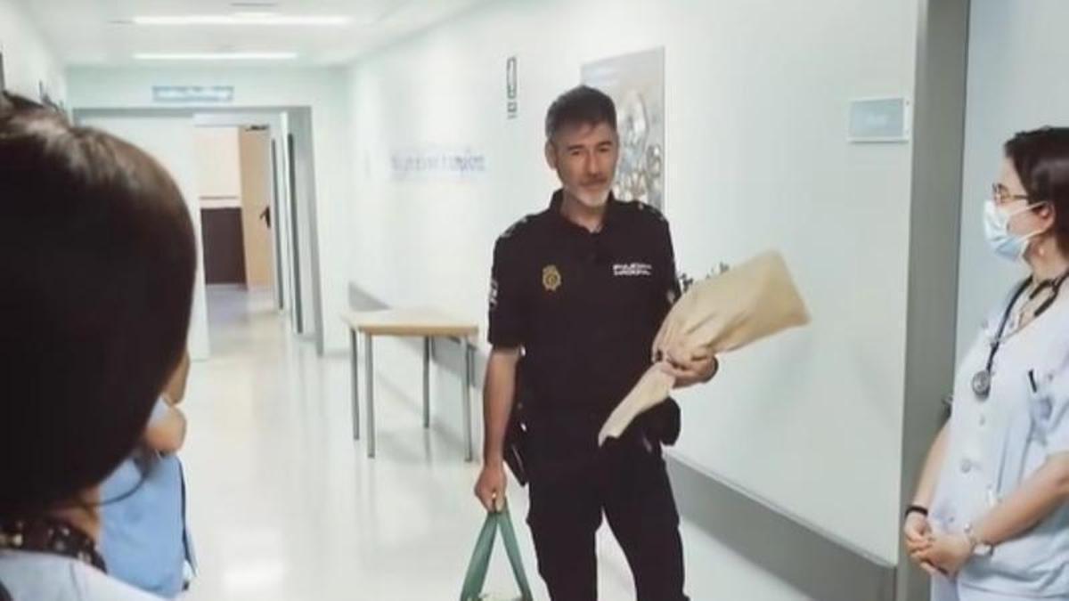 Un momento de la visita de Sergio al hospital