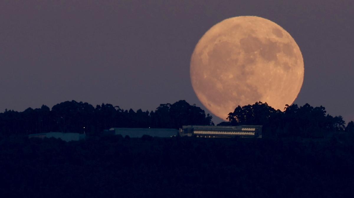 La Superluna de ciervo, vista desde Vigo (Galicia)