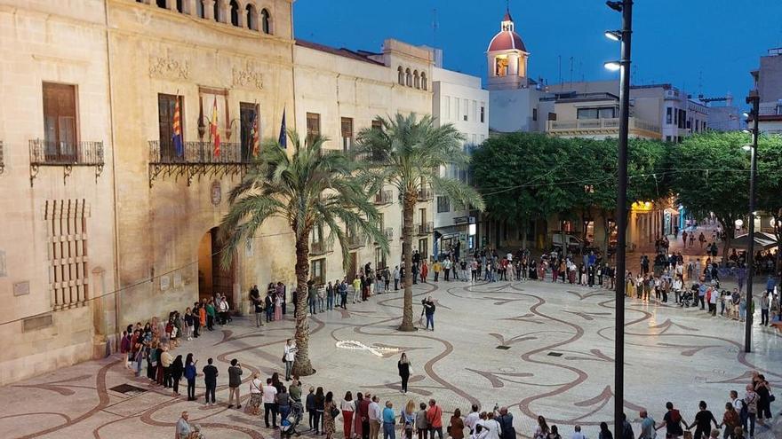 Iicitanos concentrados en la Plaça de Baix de Elche contra el machismo