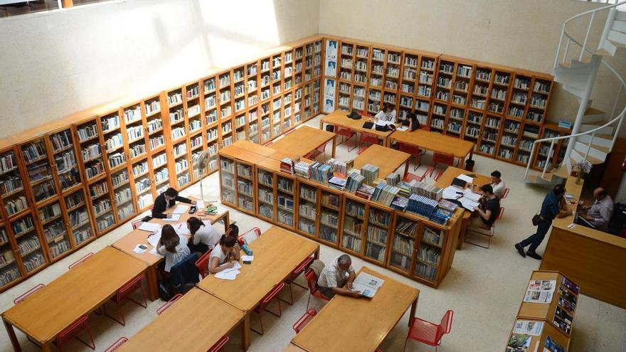 Alumnos preparan la selectividad en la Biblioteca de Cangas.