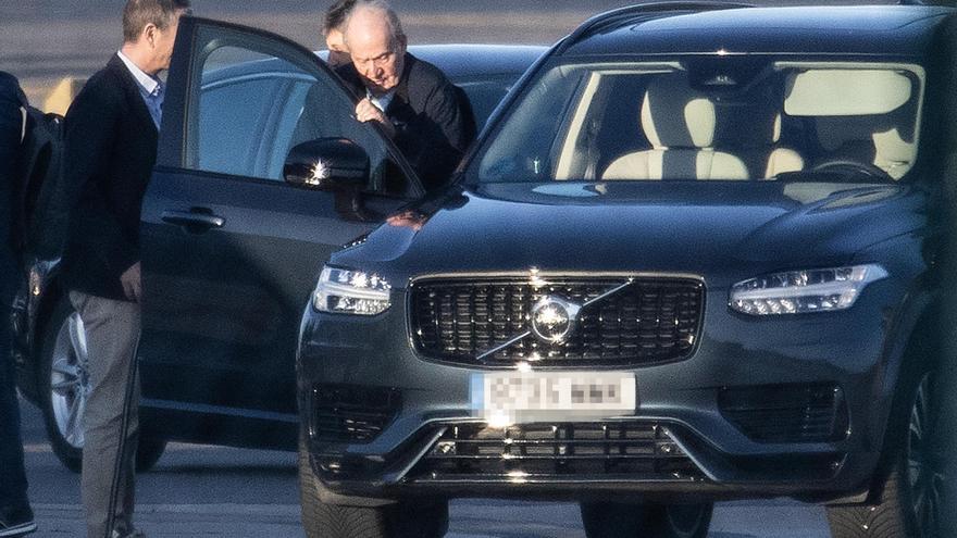 Juan Carlos I llega a Sanxenxo, su primer viaje de este año a España, para participar en las regatas