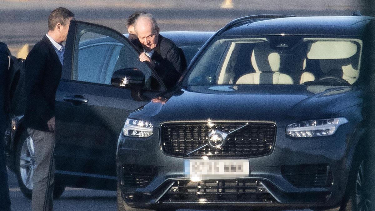 El rey Juan Carlos I, a su llegada este martes al aeropuerto de Vigo.
