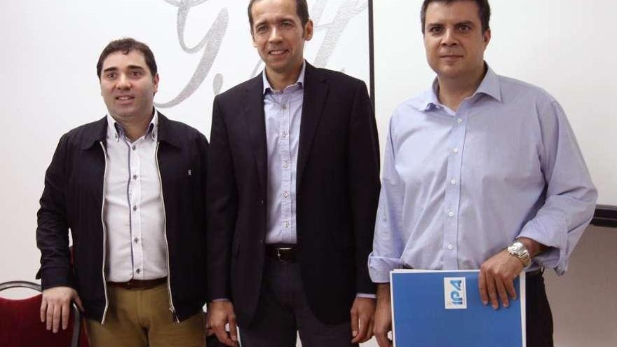 Diego López, José López y Alberto Estévez, de la consultora IPA.  // Iñaki Osorio