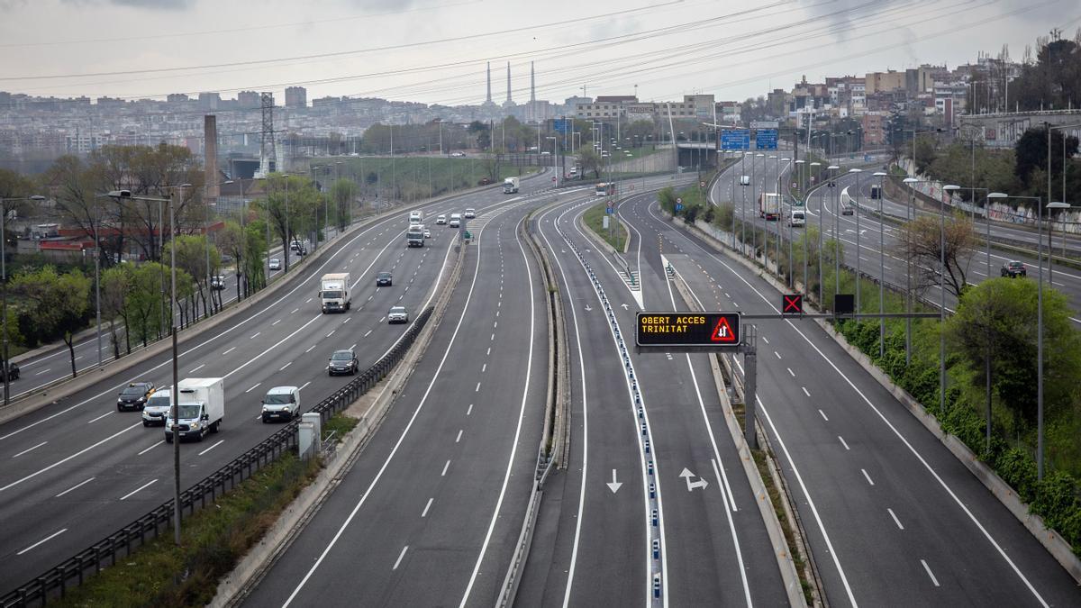 Carretera sin apenas tráfico en la entrada a Barcelona por la Autopista del Vallés 