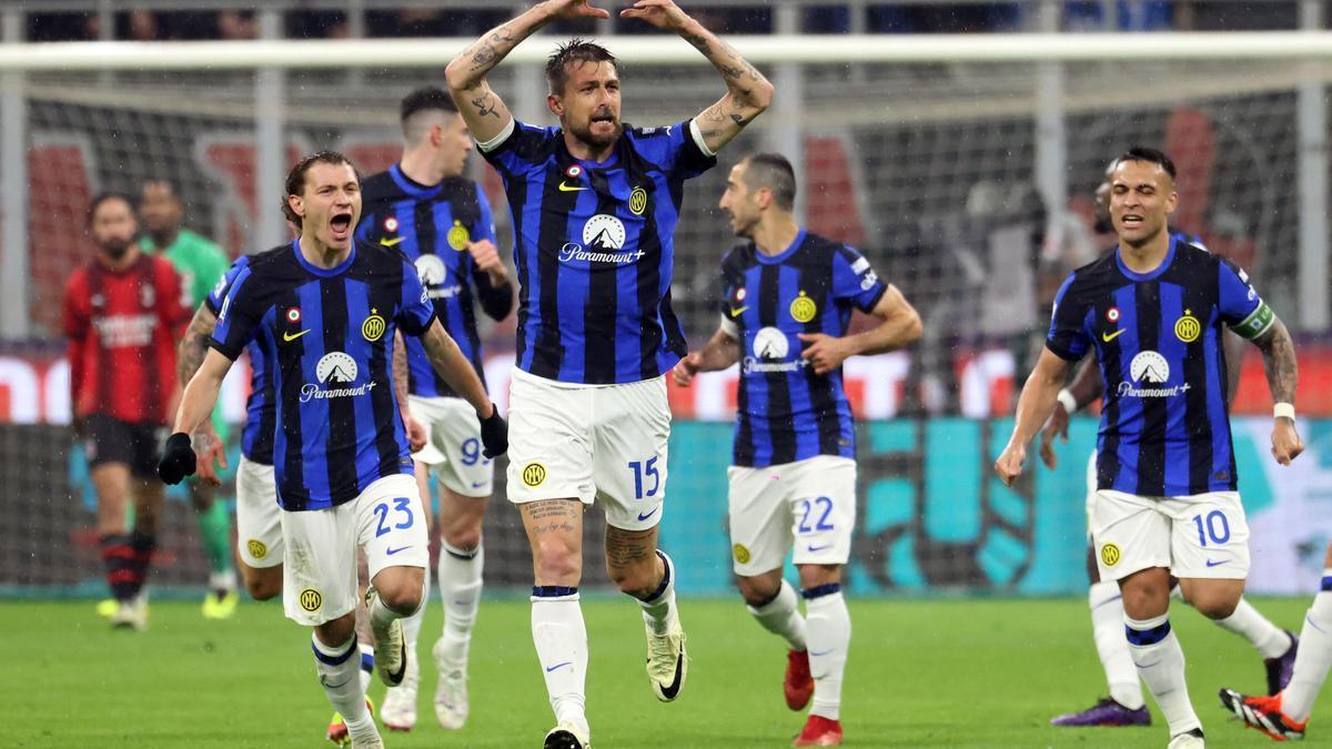 Los jugadores del Inter celebran el gol de Acerbi.