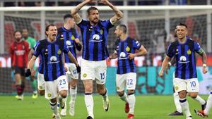 Los jugadores del Inter celebran el gol de Acerbi.