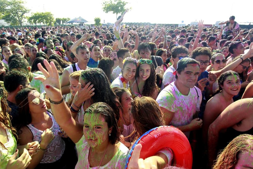 Más de 3.000 personas sufrieron los "cañonazos" de pintura líquida de todos los colores en la primera fiesta "Midnight Water Colour" de Galicia