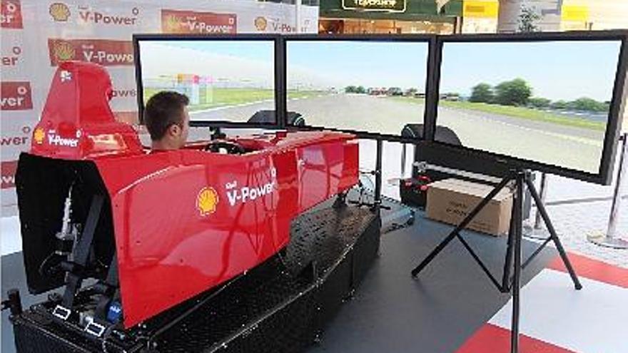 Un aficionado prueba el simulador de Ferrari.