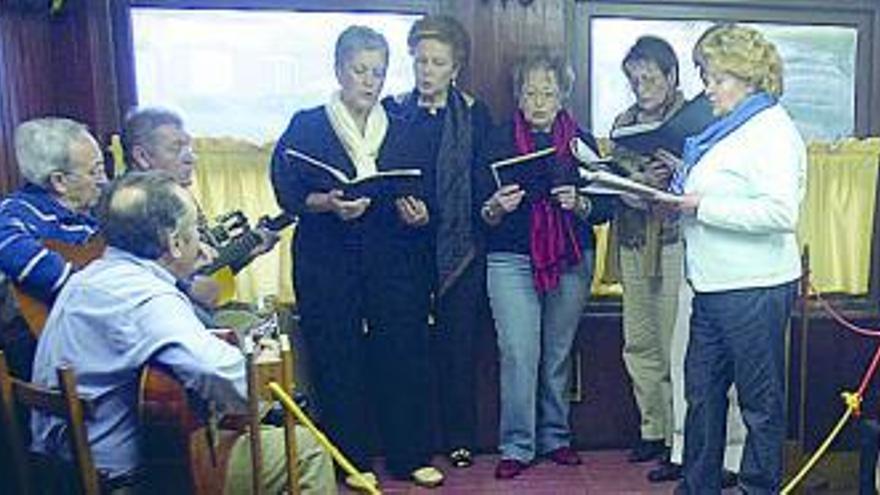 Integrantes del grupo «Ellas» con «Los Chicos del Nivel» a la guitarra.